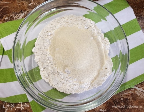Муку смешиваем с семолиной (можно заменить манкой) и солью. Перемешиваем.