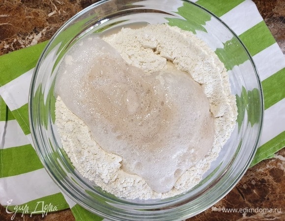 Подошедшие дрожжи вливаем в мучную смесь. Замешиваем мягкое тесто. Муки вам может понадобиться чуть меньше или чуть больше, поэтому советую часть муки добавить в процессе замешивания теста.
