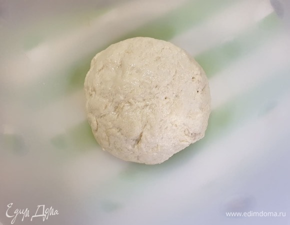 Смазываем тесто оливковым маслом и оставляем на 35–40 минут для подъема.