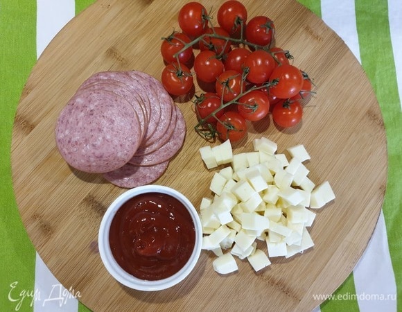 Для начинки салями тонко нарезаем, моцареллу нарезаем кубиком. Томатный соус и черри должны быть комнатной температуры.