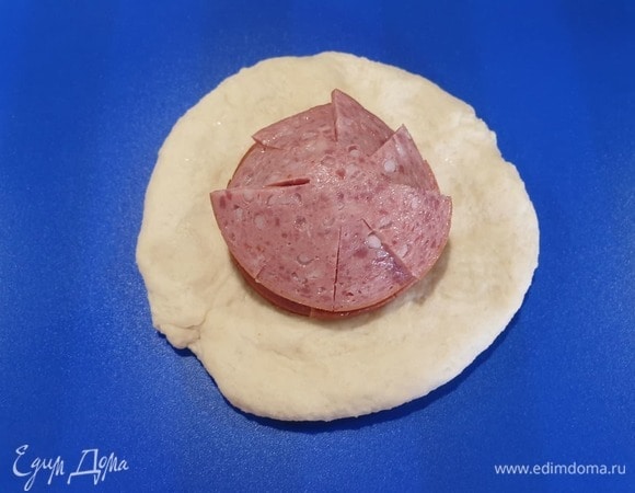 Накрываем еще одним ломтиком салями.