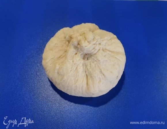 Поднимаем концы теста вверх и тщательно защипываем.