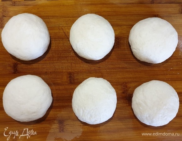 Формируем все пиццы, кладем их на смазанную растительным маслом доску и оставляем на 10 минут.