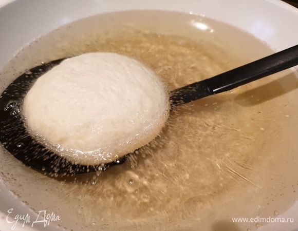 В глубоком сотейнике на среднем огне разогреваем большое количества растительного масла. С помощью шумовки опускаем пиццы в масло. Жарим около 5 минут, периодически переворачивая.