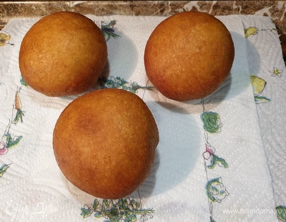 Готовые пиццы выкладываем на бумажное полотенце, чтобы убрать излишки масла.