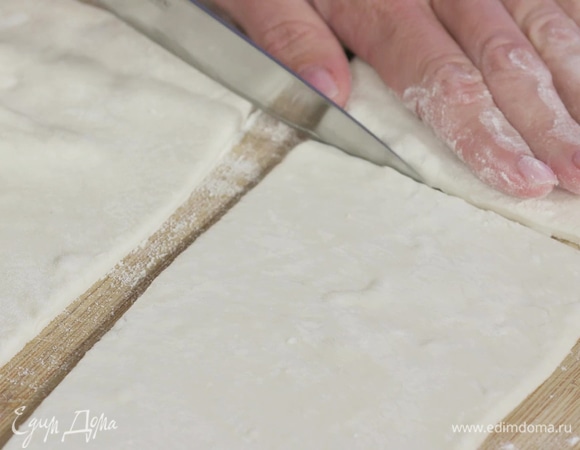 Слегка раскатать пласт теста на присыпанной мукой поверхности и разрезать его на коржики прямоугольной формы.