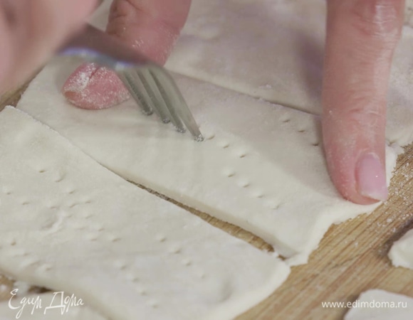 Вилкой наколоть поверхность теста.