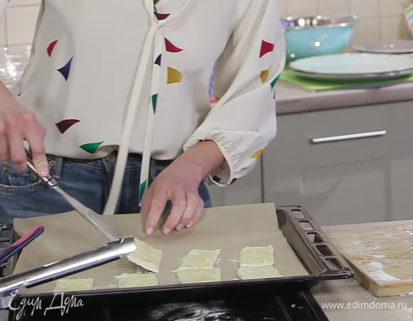 Переложить коржики на противень, устланный бумагой для выпечки. Выпекать в духовке 12 минут.