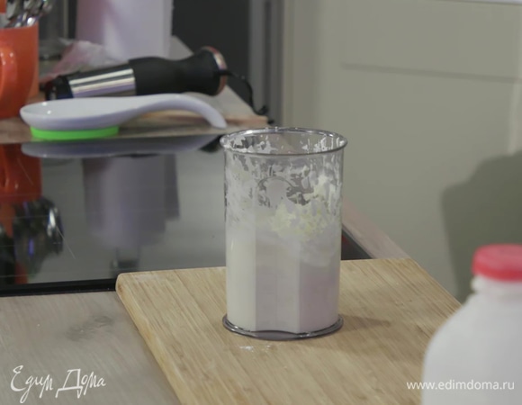 Взбить сливки с сахарной пудрой до устойчивых пиков.