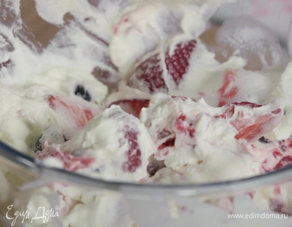 Крупные ягоды нарезать, выложить их все в одну миску, соединить со сливками и размешать, немного «приминая» ягоды. Отправить крем в холодильник.