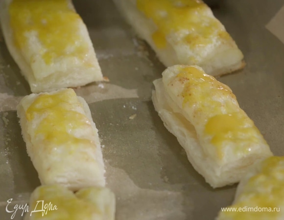 Смазать желтками коржики за 5 минут до готовности.