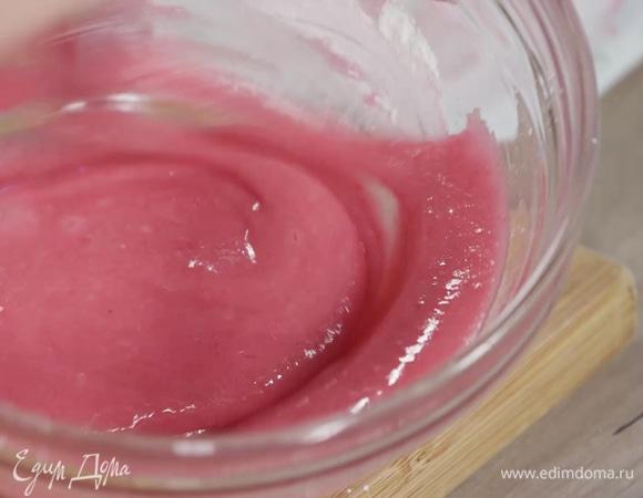 Малиновое пюре, протертое через сито, смешать с сахарной пудрой.