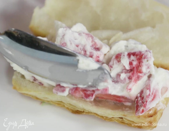 Коржики разрезать пополам. Выложить крем на одну половину и накрыть второй.