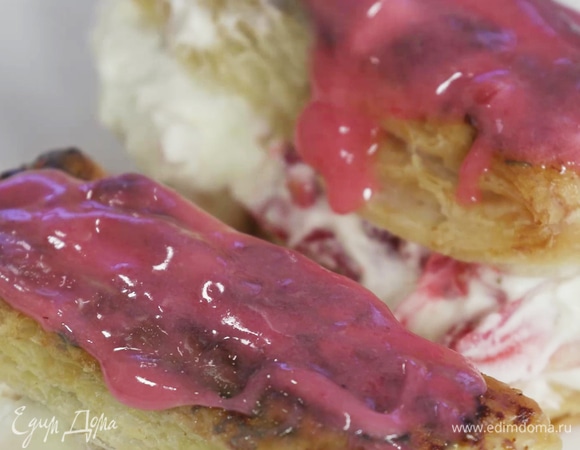 Сверху покрыть пирожные малиновой глазурью.