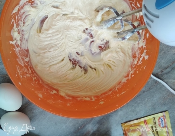 Размягченное масло взбить со щепоткой соли.