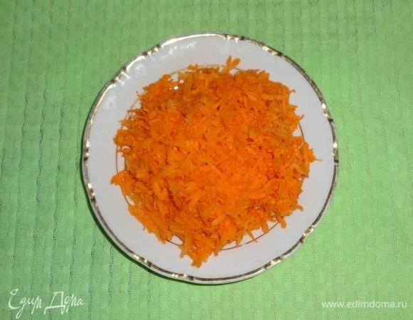 Морковь очистить, натереть на мелкой терке.