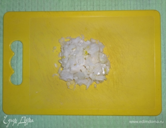 Лук почистить, мелко нарезать.
