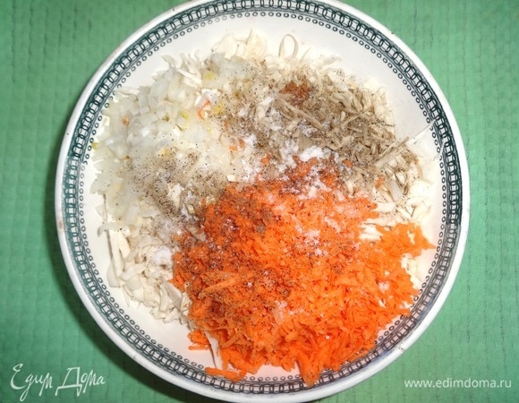 В чашке соединить капусту, морковь, лук, посолить, поперчить.