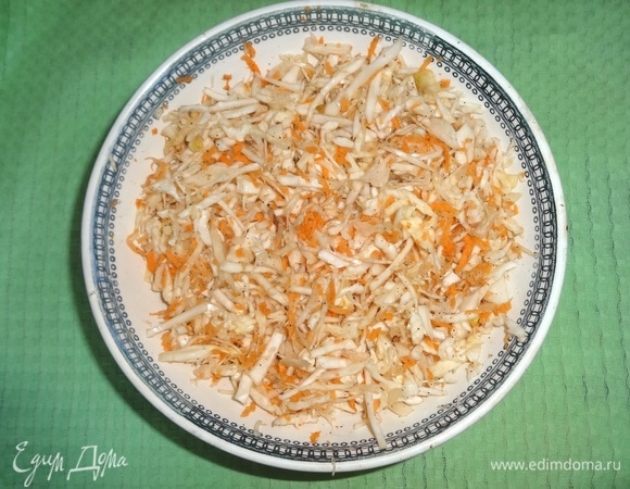 Овощную массу перемешать, слегка помять руками до выделения сока.