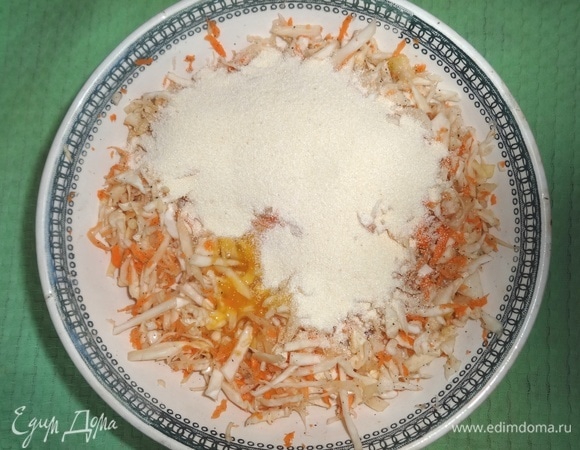 Добавить в овощную массу яйца и манную крупу, перемешать и дать постоять полчаса.