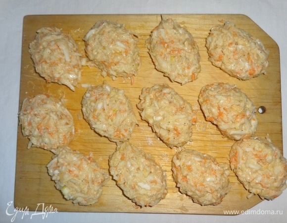 Слепить из овощной массы котлеты. Если котлеты плохо лепятся, то добавить в капустную массу 1–2 ст. л. муки, перемешать.