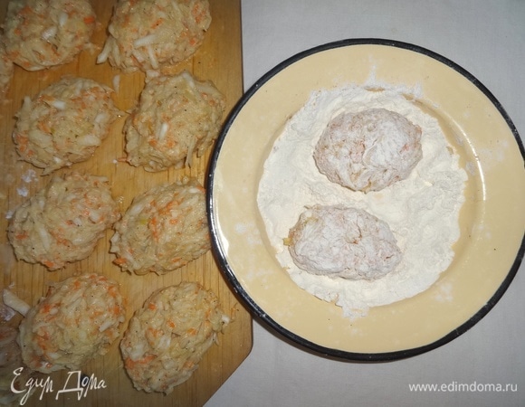 На сковороде разогреть растительное масло. Котлеты обвалять в муке.