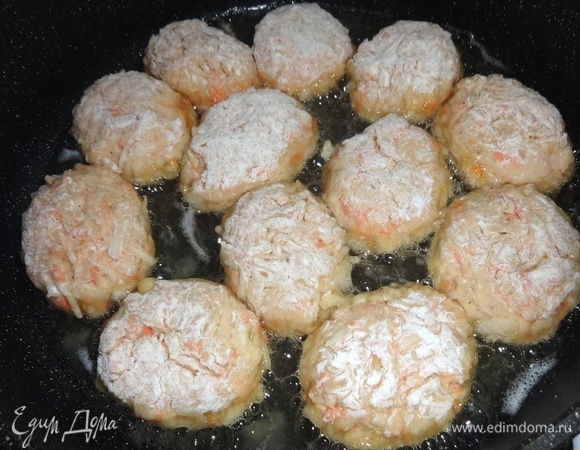 На сковороду выложить котлеты и обжарить на среднем огне сначала с одной стороны до румяного состояния.