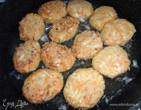 Перевернуть котлеты на другую сторону и обжарить до румяности.