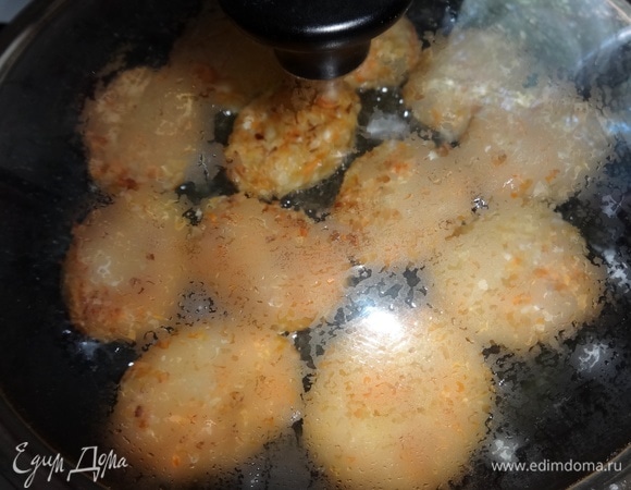 Убавить огонь до минимума, накрыть сковороду крышкой и потушить котлеты в течение 12–15 минут.