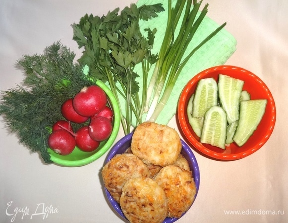 Вкусные капустные котлеты готовы. Подаем к столу или берем с собой на пикник в горячем или холодном виде со свежими овощами, зеленью, соусами. Угощайтесь! Приятного аппетита!