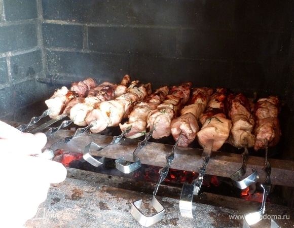 За полчаса до приготовления посолить и поперчить по вкусу. Нанизать мясо на шампуры. Жарить шашлык над углями до готовности.