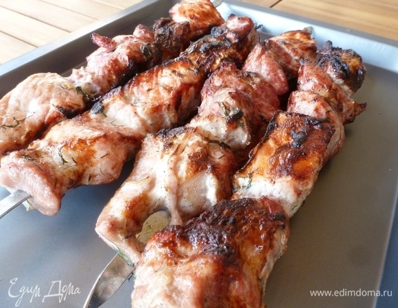 Подавать с зеленью, овощами и вкусным вином.