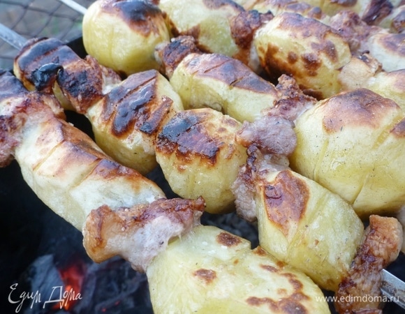Картофелины почистить от шкурки (удобнее взять одинакового размера, чтобы пропекались одновременно). Грудинку (сало с мясными прослойками) нарезать на кусочки толщиной 3–4 мм, по размеру чтобы не сильно выдавались за размеры картофеля. У меня сырая грудинка, которую я слегка подморозила, чтобы было удобнее нарезать. Думаю, подойдет и соленое сало, правда, я не пробовала. Молодая картошка идеально подходит для такого шашлыка, только ее не надо чистить, а нужно хорошо помыть щеткой. Надеть на шампур поочередно картофелину и кусочек грудинки. Каждую картофелину прямо на шампуре несколько раз (4–5) надрезать ножом с двух сторон. Шампур не даст прорезать ее насквозь. Такие манипуляции способствуют лучшему и быстрому пропеканию. Сбрызнуть картофельный шашлык растительным маслом. Смешать соль и черный перец, от души посыпать картошку с грудинкой. Жарить шашлык из картофеля с салом на углях, пока картошка не станет золотистой и мягкой.