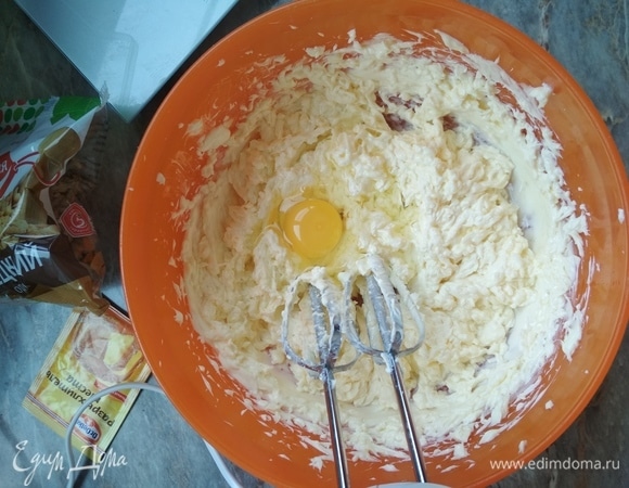 По одному добавлять яйца, тщательно взбивая после каждого добавления.