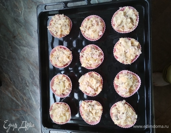 Столовой ложкой выкладываем в формочки для маффинов. Выпекать при 180°C 25 минут.