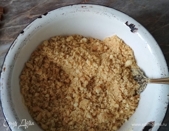 Измельчить печенье в мелкую крошку. Масло (20–30 г) растопить и влить в печенье.