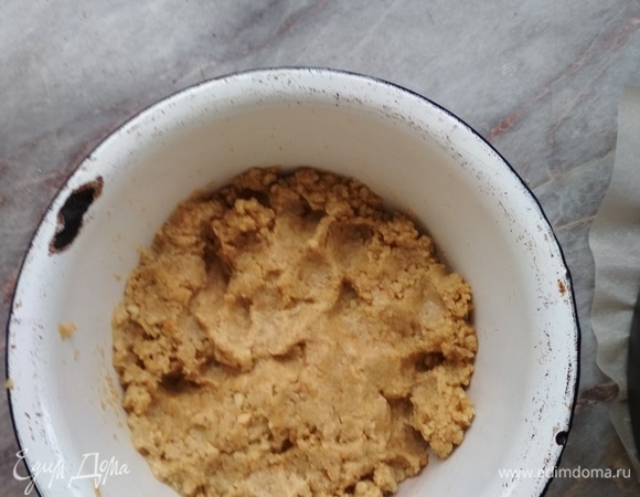 Холодный кофе (70–80 мл) добавить в массу, перемешать до состояния пластилина.