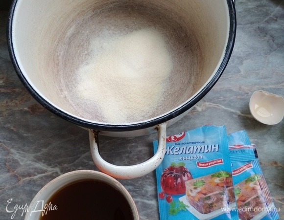 В мисочку насыпаем 20 г желатина и заливаем 120 мл холодного кофе, размешиваем и оставляем набухать на нужное время.