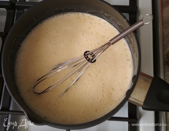 2 яйца + 2 столовые ложки крахмала (с небольшим верхом) + пакетик ванильного сахара (10 г) + 500 мл молока. Тщательно перемешать венчиком. Ставим на огонь выше среднего до нагревания (примерно 2 минуты). Потом убавляем огонь до чуть большего, чем маленький, и варим до полного загустения, постоянно помешивая (примерно 15 минут всего).