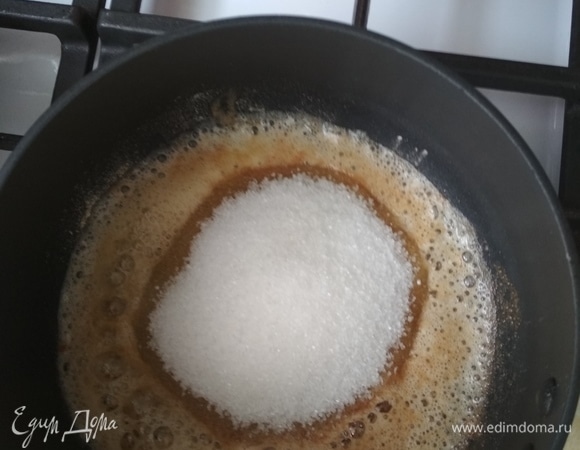 Делаем заливку. Чайную ложку (полную) желатина кладем в мисочку и добавляем 3 столовые ложки молока. Оставляем, как написано на упаковке. Сковородка с толстым дном. Ставим на огонь и насыпаем чайную ложку муки, помешиваем, доводим до светло-коричневого цвета. Добавляем 30 г сливочного масла, 5 столовых ложек сахара и мешаем. Постоянно помешиваем. Главное, не передержать!