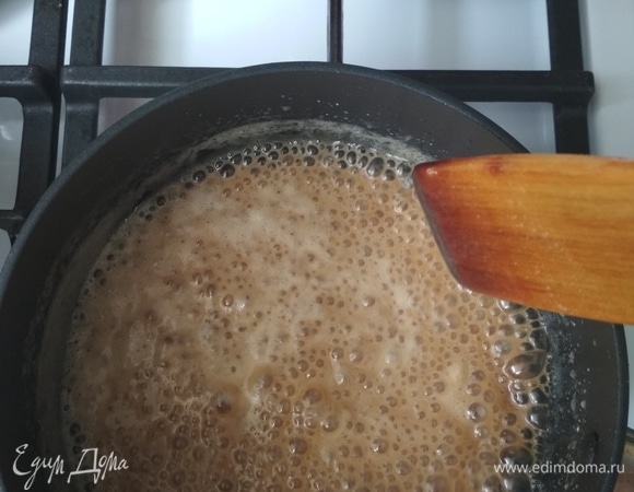 Распределяем по сковородке и ждем, пока начнет подтаивать, тогда помешиваем до полного растворения. Активно мешаем.