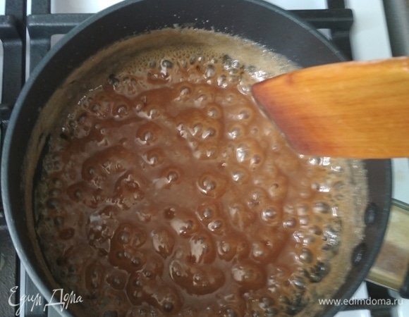 Потихоньку по частям вливаем горячее молоко (100 мл) и активно размешиваем.