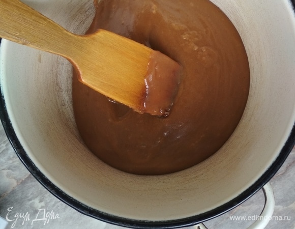 Не увариваем, пока оно жидковатое, нужно перелить в другую посуду и остудить.