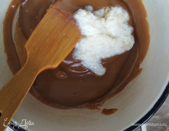 Когда начинает густеть, добавляем желатин. Активно и тщательно размешиваем.