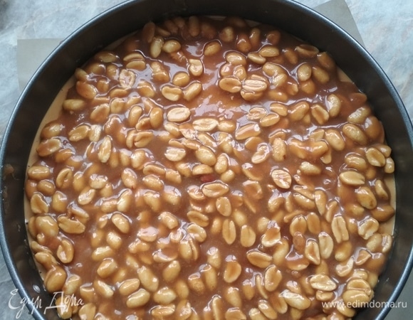 Заливаем тортик. Распределяем по всей поверхности. Оставляем в холодильнике минимум на 3 часа (можно на ночь).