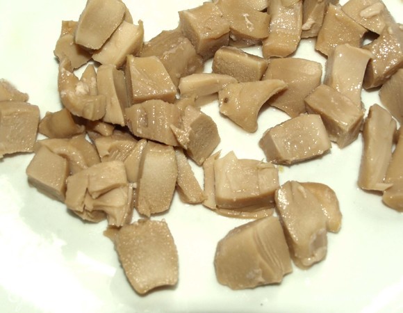 Режем кальмаров кусочками.