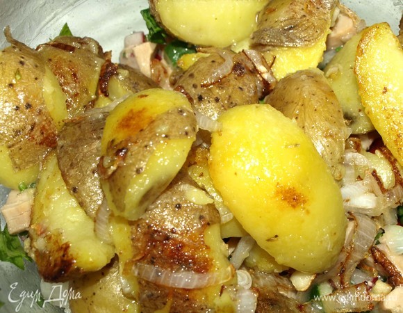 Соединяем в миске картофель, кальмары и маринованные овощи. Перемешиваем. Добавляем по необходимости соль и перец.