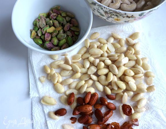 Миндаль на 5 минут поместить в кипящую воду, воду слить, миндаль очистить от шелухи, просушить на полотенце.