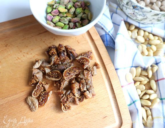 Сушеный инжир нарезать на кусочки.