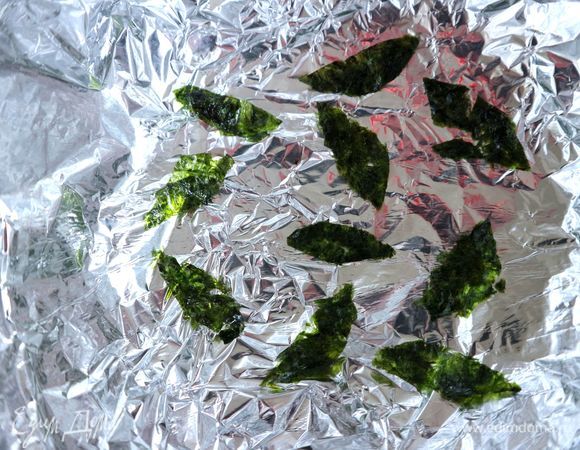 Стеклянную миску с округлым дном застелить фольгой. На дно миски поместить несколько вырезанных в форме листиков сушеных пластин морской капусты. Фольгу перед тем, как застелить миску, немного смяла, чтобы получить впоследствии соответствующую текстуру кейка. Если вам нужна более гладкая поверхность десерта, воспользуйтесь пищевой пленкой.